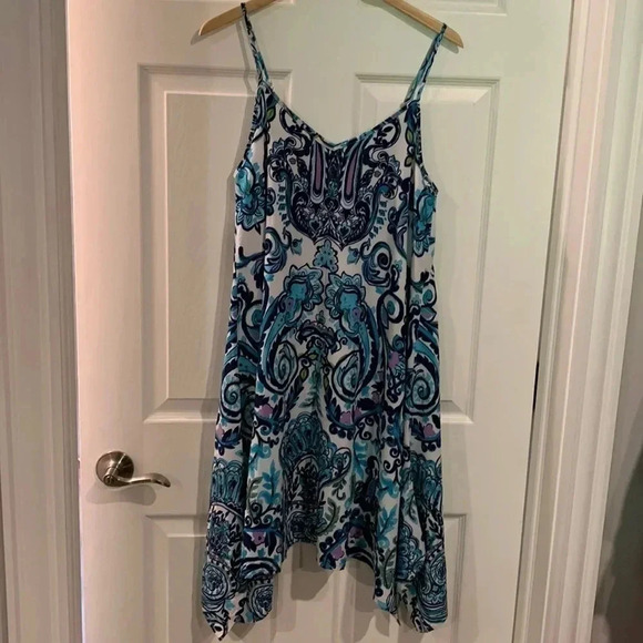 Elegant Blue and White Patterned Dress - Picture 2 of 8